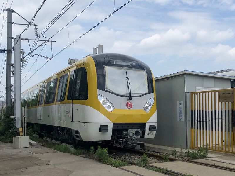ملف:在浦镇总部试车的杭州地铁10号线列车.jpg