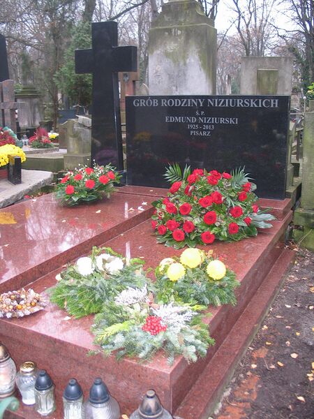 ملف:Edmund Niziurski grob.jpg