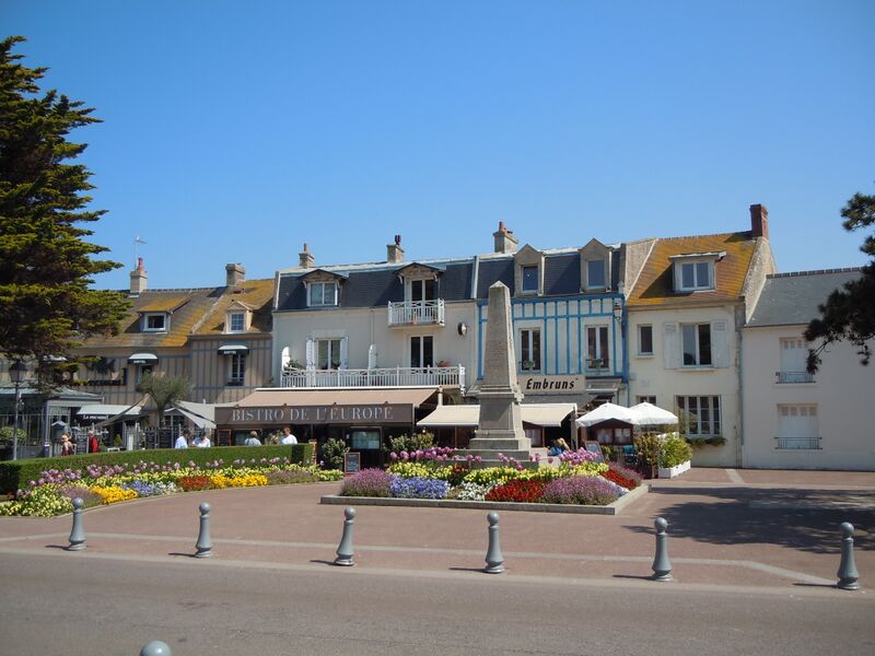 ملف:Courseulles-sur-Mer - centre -.jpg