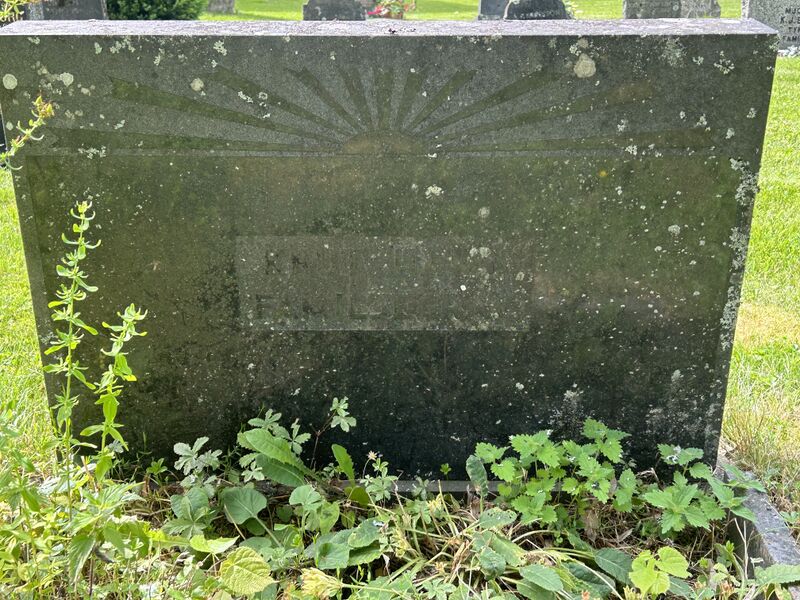 ملف:Knut Hamn familjegrav.jpg