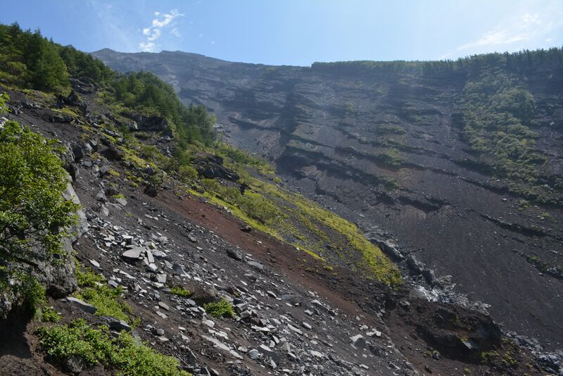 ملف:'Osawa Kuzure' collapse valley,Mt.Fuji,Japan.JPG