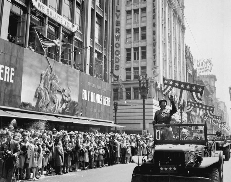 ملف:Patton during a welcome home parade in Los Angeles, June 9, 1945.jpg