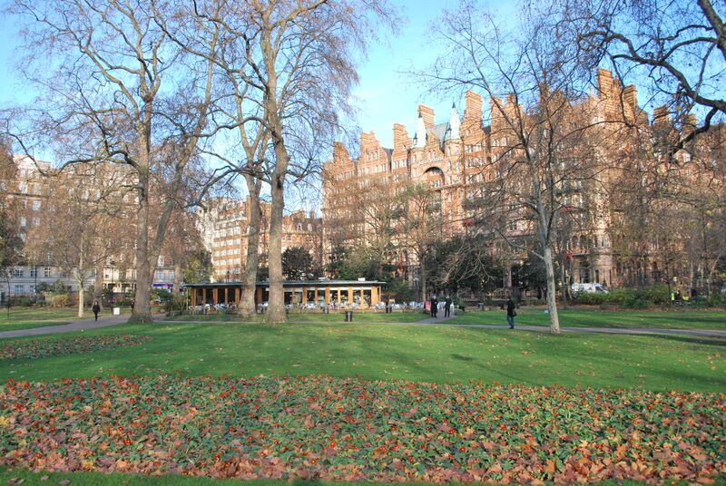 ملف:Russell Square with restaurant.JPG