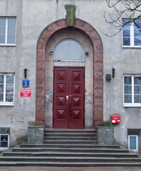 ملف:Akademiknarutowicza wejscie.jpg