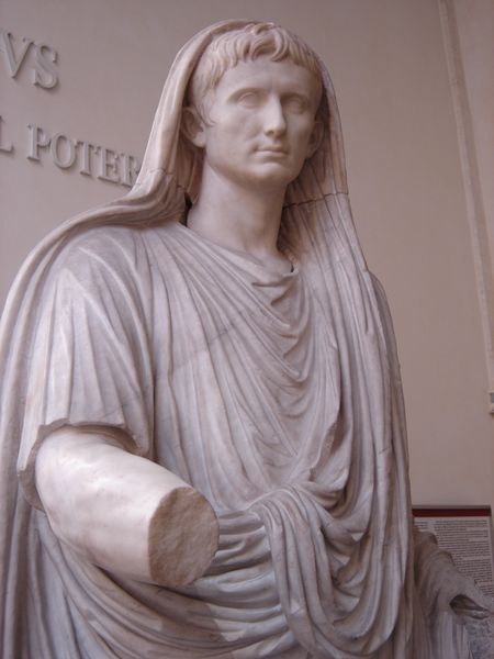 ملف:CaesarAugustusPontiusMaximusCloseup.jpg