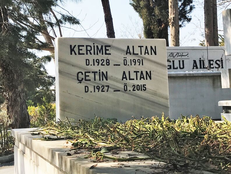 ملف:Gravestone of Çetin Altan.jpg