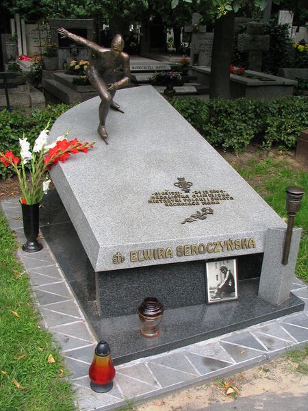 ملف:Nagrobek elwira seroczynska.JPG