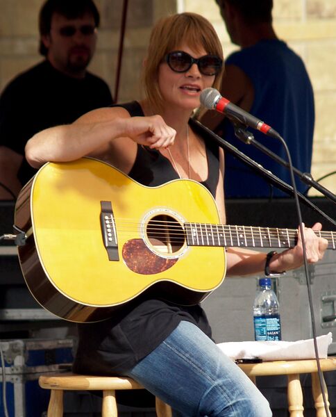 ملف:ShawnColvinJune08.jpg