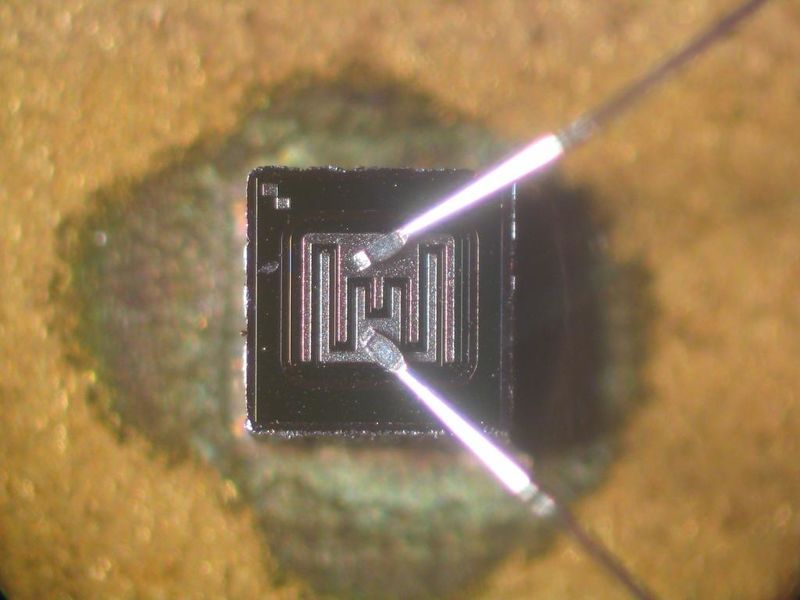 ملف:Transistor-die-KSY34.jpg