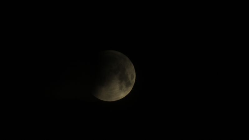 ملف:Lunar eclipse of 2019 January 21 in Moscow (6.49 local time).jpg