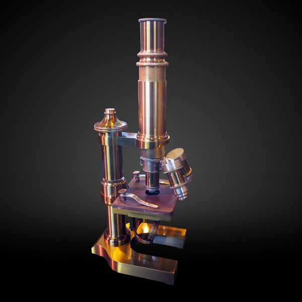 ملف:Revolver microscope-MHS 1156-P7220061-gradient.jpg