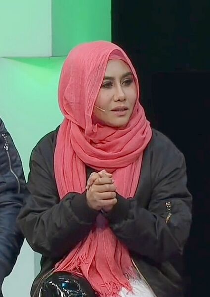ملف:Ella on MeleTOP.jpg