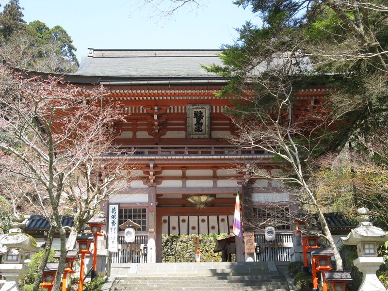 ملف:Kurama-dera sanmon.jpg