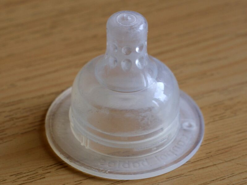 ملف:Smoczek od butelki.JPG