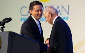 آموس هوكشتاين مع الرئيس الأمريكي جو بايدن