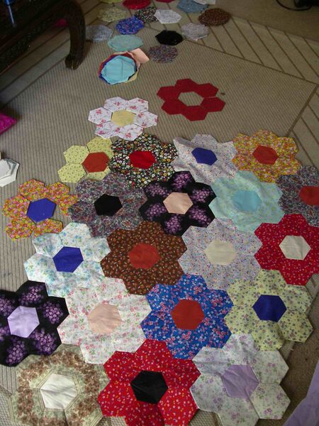 ملف:Hexagon quilt in progress.jpg