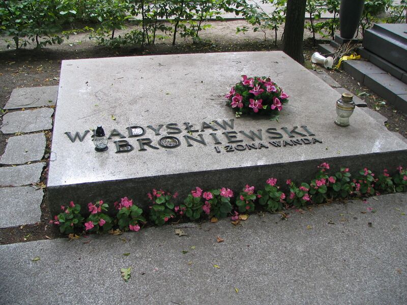 ملف:Nagrobek wladyslaw broniewski.JPG