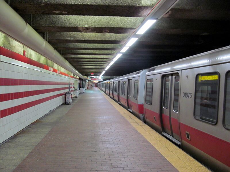 ملف:Andrew inbound train.JPG