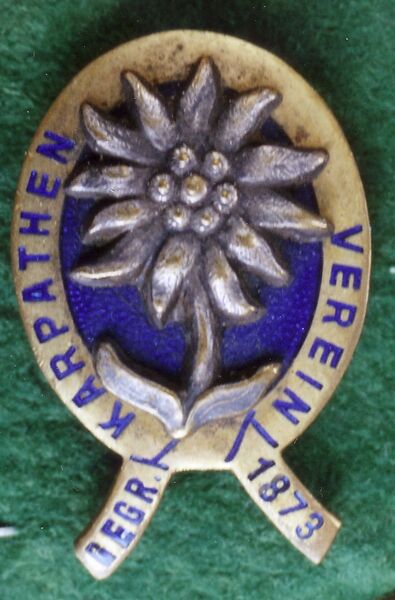 ملف:Logo des Karpathenvereins (Mitgliedsabzeichen).jpg