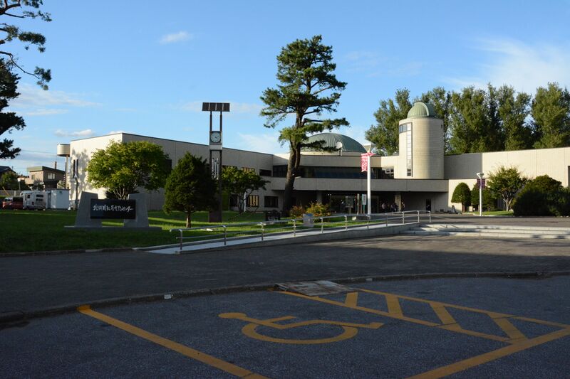 ملف:HokumoukenKitamiBunkaCenter.JPG