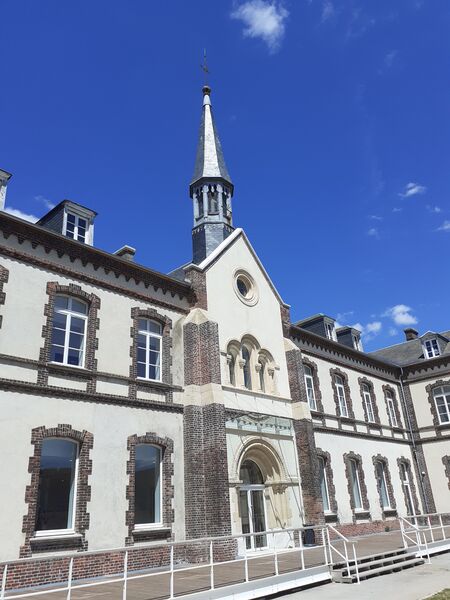 ملف:Musée-du-verre-Conches-20220702 04.jpg