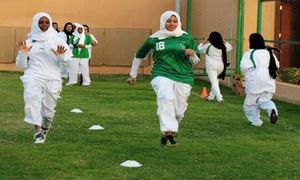 مباراة كرة قدم نسائية في السعودية.