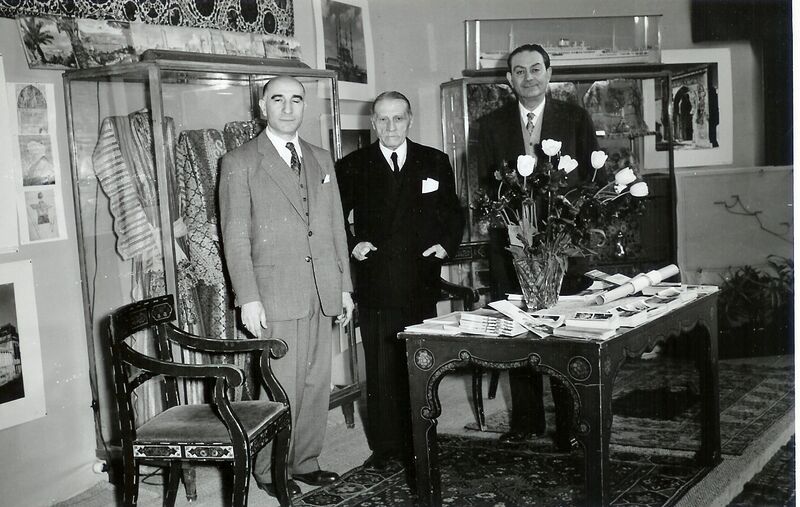 ملف:10- avec ambassadeur 1953.jpg