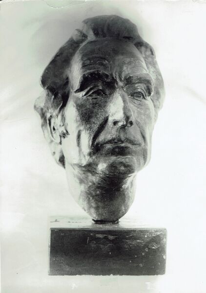 ملف:Büste Romuald Pekny.jpg