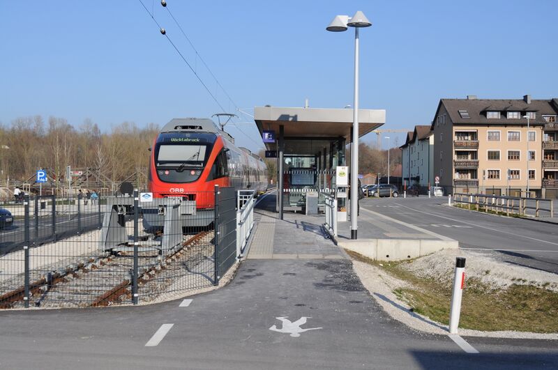 ملف:Haltestelle Kammer-Schörfling Gleisende 2.jpg