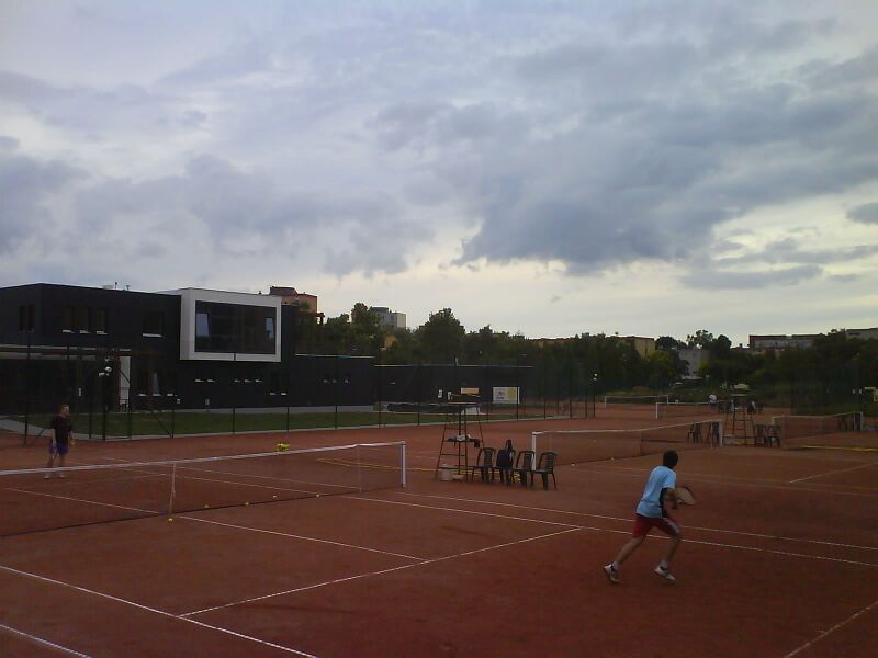 ملف:Uranvarosi tenisz.JPG