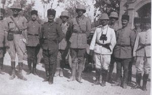 الجنرال البريطاني وليام مارشال مع الفريق علي إحسان سابيس، قائد الجيش السادس العثماني، بعد استسلامه في معركة الشرقاط.