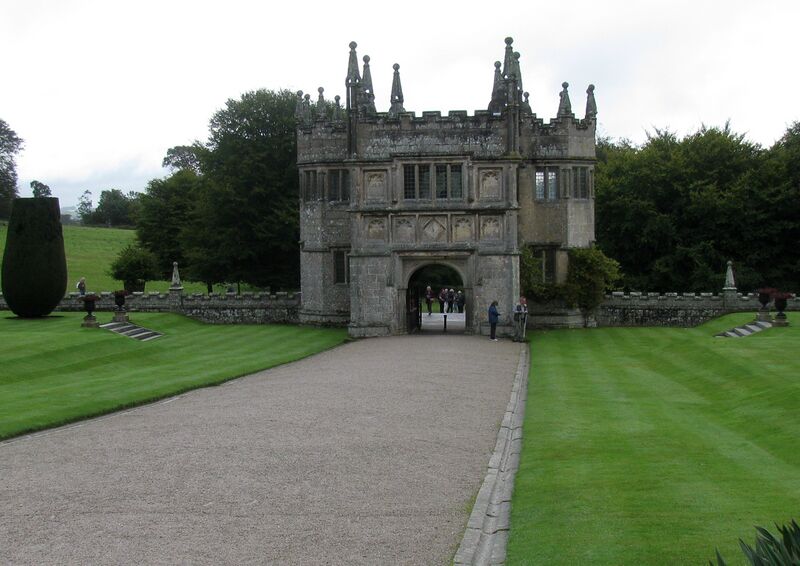 ملف:Gatehouse Lanhydrock House.JPG