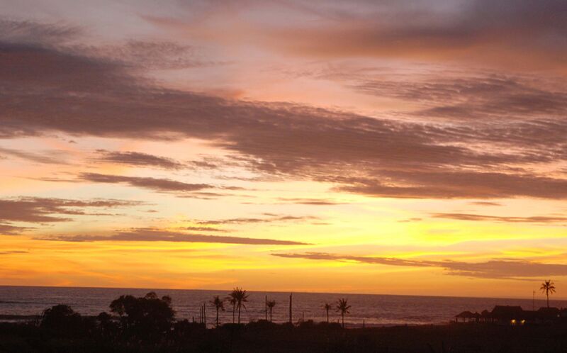 ملف:Sunset at Canggu beach.jpg