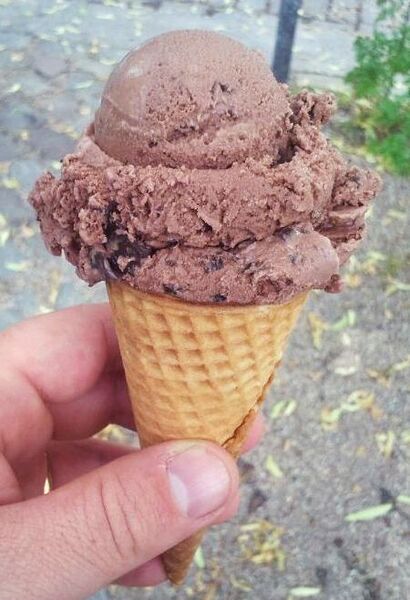 ملف:Ice cream cone (cropped).jpg