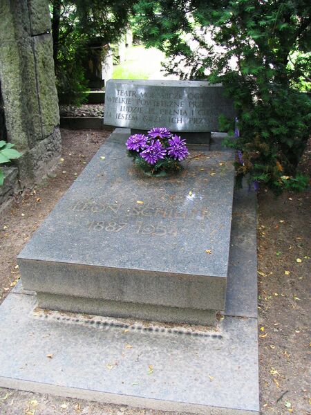 ملف:Nagrobek leon schiller.JPG