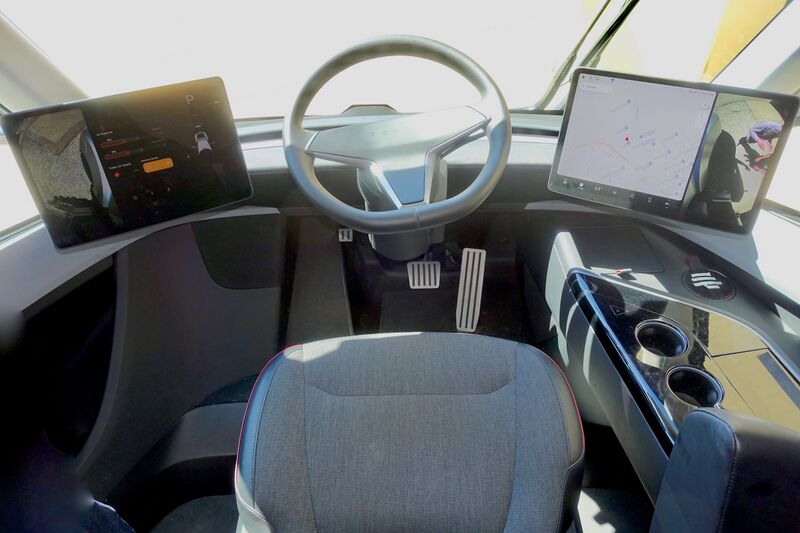 ملف:Tesla Semi cockpit.jpg