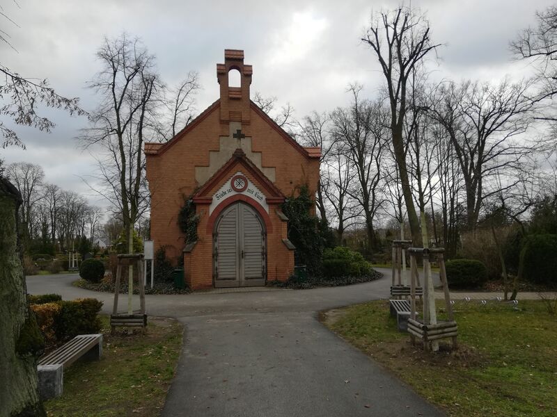 ملف:Trauerhalle-stadtfriedhof-oranienburg.jpg