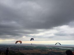 پرواز پاراگلایدرها در مهدیرجه.jpg