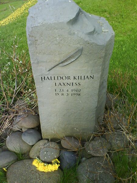 ملف:Halldor Laxness gravestone.JPG