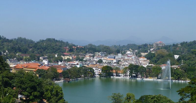 ملف:Kandy Lake (8).jpg