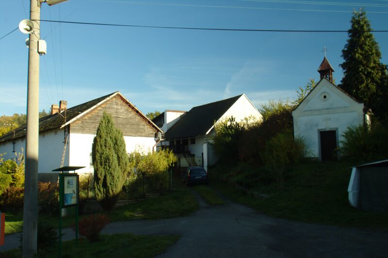 ملف:Lavičky, náves.jpg