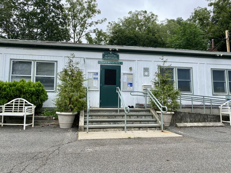 ملفMuttontown Village Hall Complex, Muttontown, Long Island, New York