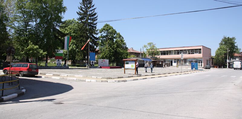 ملف:Radilovo-main-square.jpg