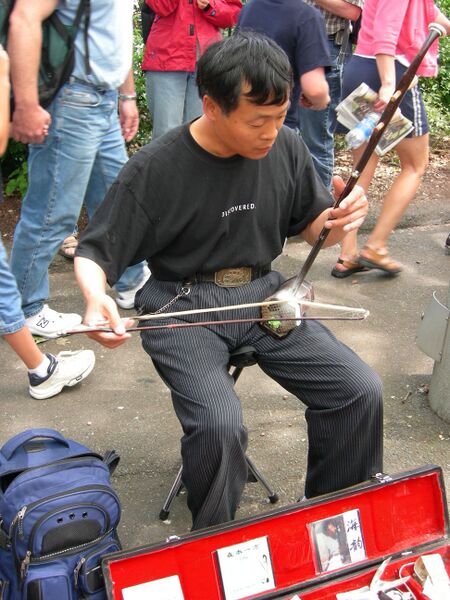 ملف:Seattle Folklife erhu 01.jpg