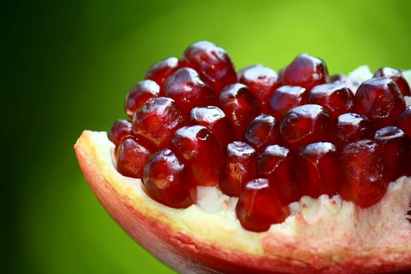 ملف:An opened pomegranate.JPG