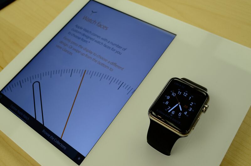 ملف:AppleWatchAppleStore.jpg