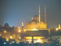المسجد في الليل.