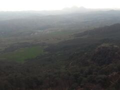 منظر من أعلى قمة مرتفع راس البراريت؛ يعرضُ جبال أعلى قمة بسلسلة الونشريس بمدينة برج بونعامة.