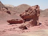 تكوينات صخرية مكحوتة برمال الريح ومشكلة بحسب صلابة الطبقات ، صحراء النقب .