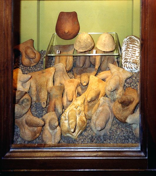 ملف:Museo Nazionale Napoli Gabinetto Segreto Findings From Pompeji.jpg